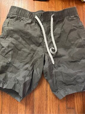 Vuori Men's Camouflage Shorts 7”- Olive Green